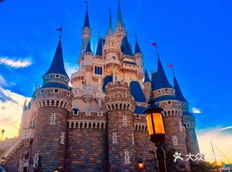 晚上会有烟花表演，我记忆中是晚上八点，一定要多穿衣服！