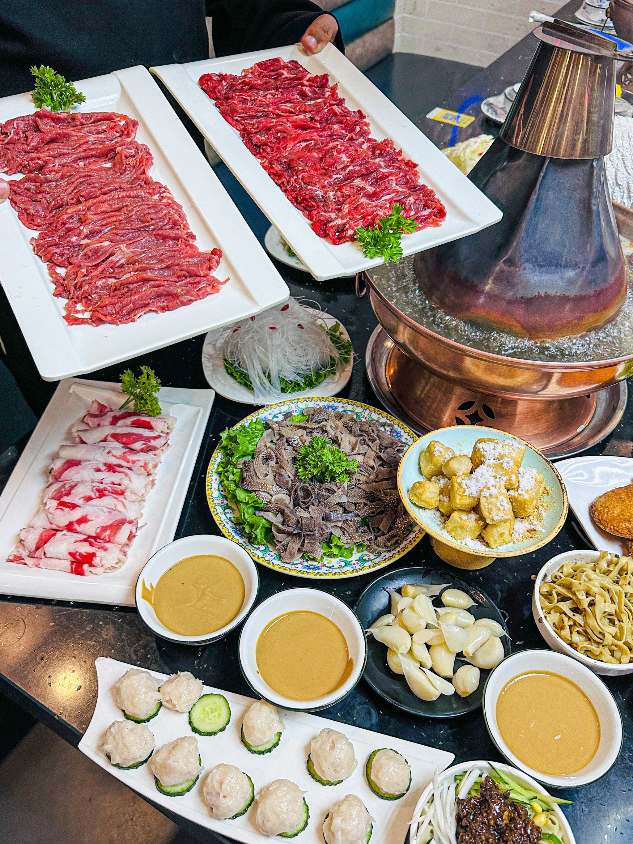 涮羊肉的正确打开方式!清水涮羊肉裹满满的麻酱