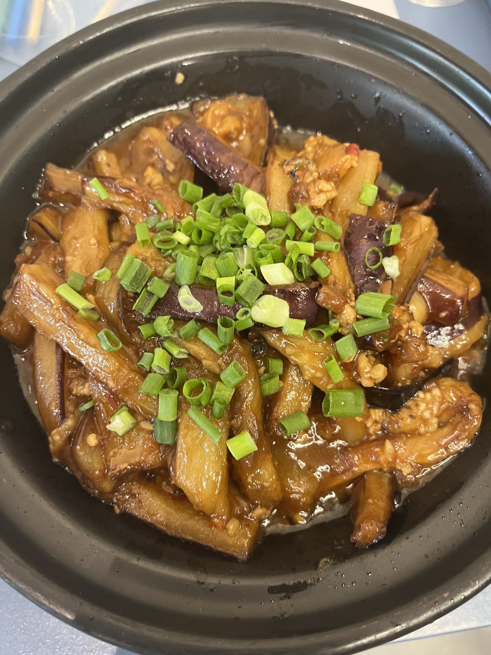 "咸鱼茄子煲"是一道具有广东特色的传统名