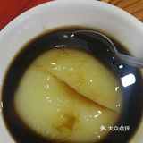 走进店里，已经有不少食客。点了两碗凉糕