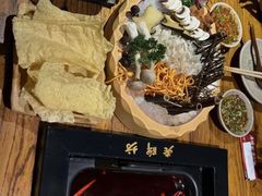 -老牌坊云南鱼豆花火锅(爱建店)