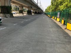 -佘山地铁站-停车场