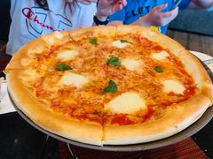 马苏里拉披萨-WOLFGANG PUCK KITCHEN & BAR(迪士尼小镇店)