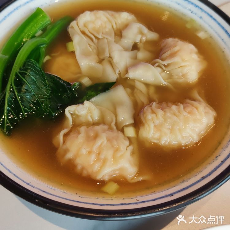 粤添湘这家餐馆就在酷车小镇旁边，那条街都是餐馆