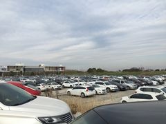 -奥特莱斯停车场