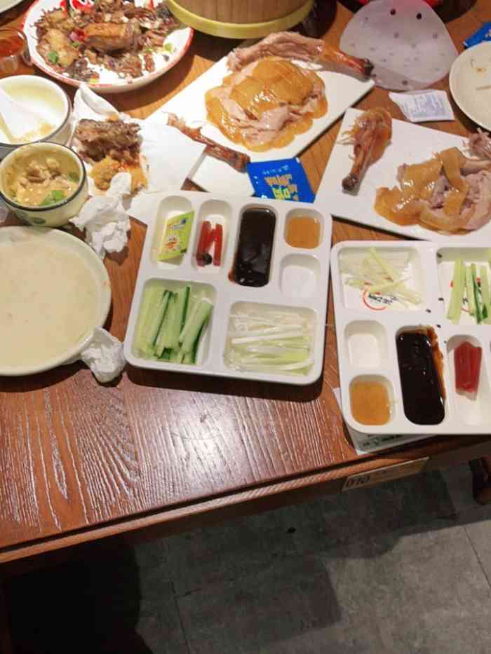 华馨园北京烤鸭(宝龙一城店)-"装修是浓厚的京风,铜壶中国结很有味道.