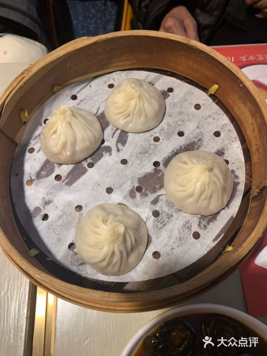 穿蒸引鲜·嗲记(正大广场店)双拼小笼（蟹粉+鲜肉）图片