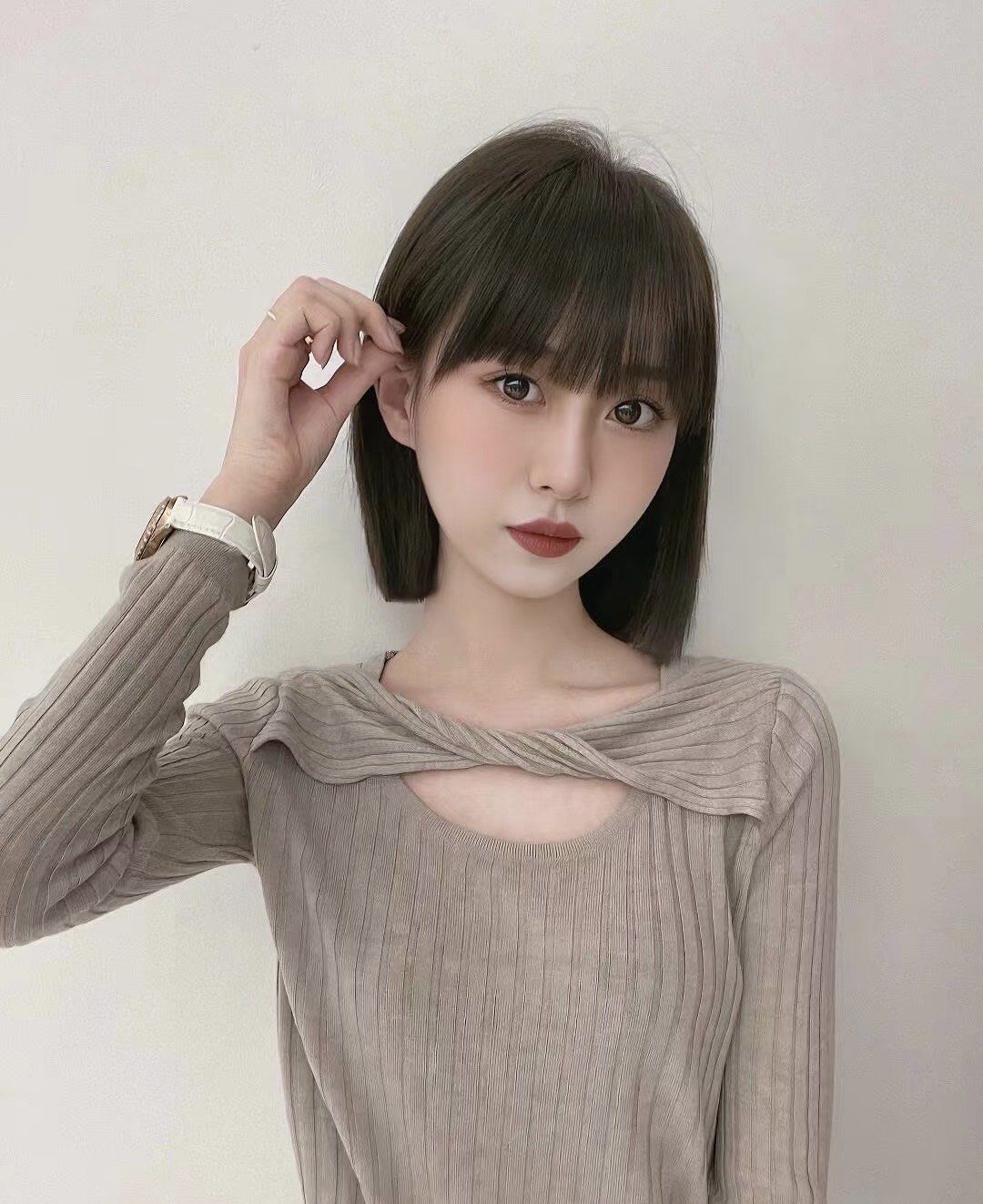 "女士锁骨发"通常是指一种发型设计,这种