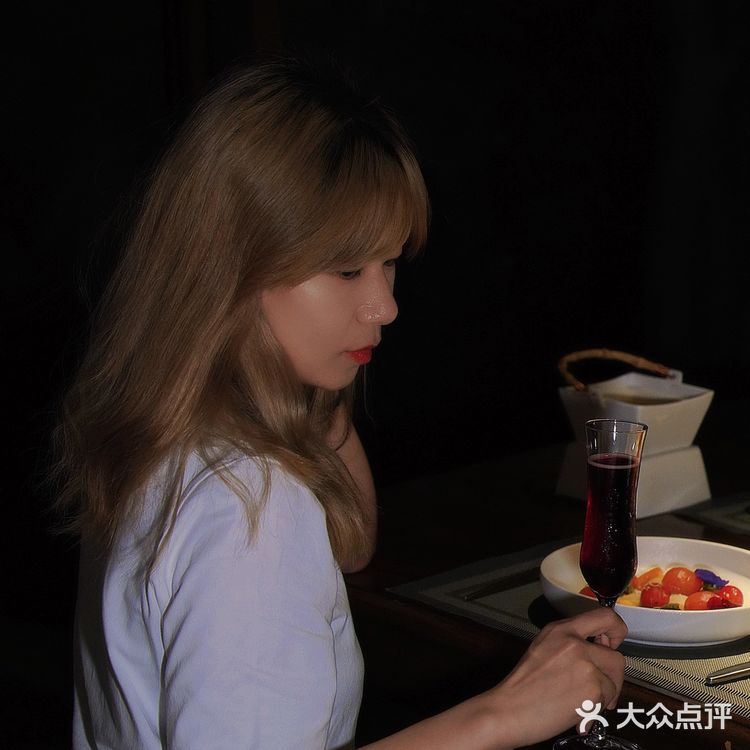 带室外草坪的西餐厅真的好适合约会拍照