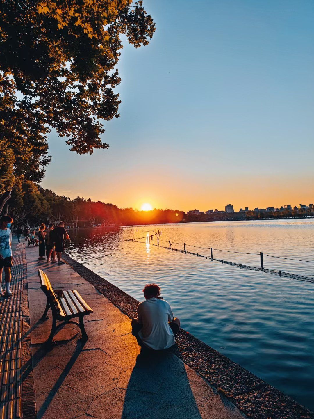 湖边那抹朝霞红