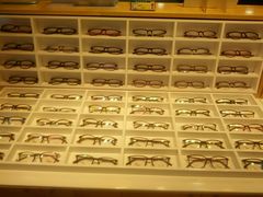 -MiRi眼镜连锁·蔡司·尼康控优点合作店(莘庄店)