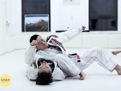 -菠萝格斗巴西柔术训练馆