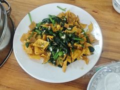 粉格子炒菠菜-小叶大馅饺子城