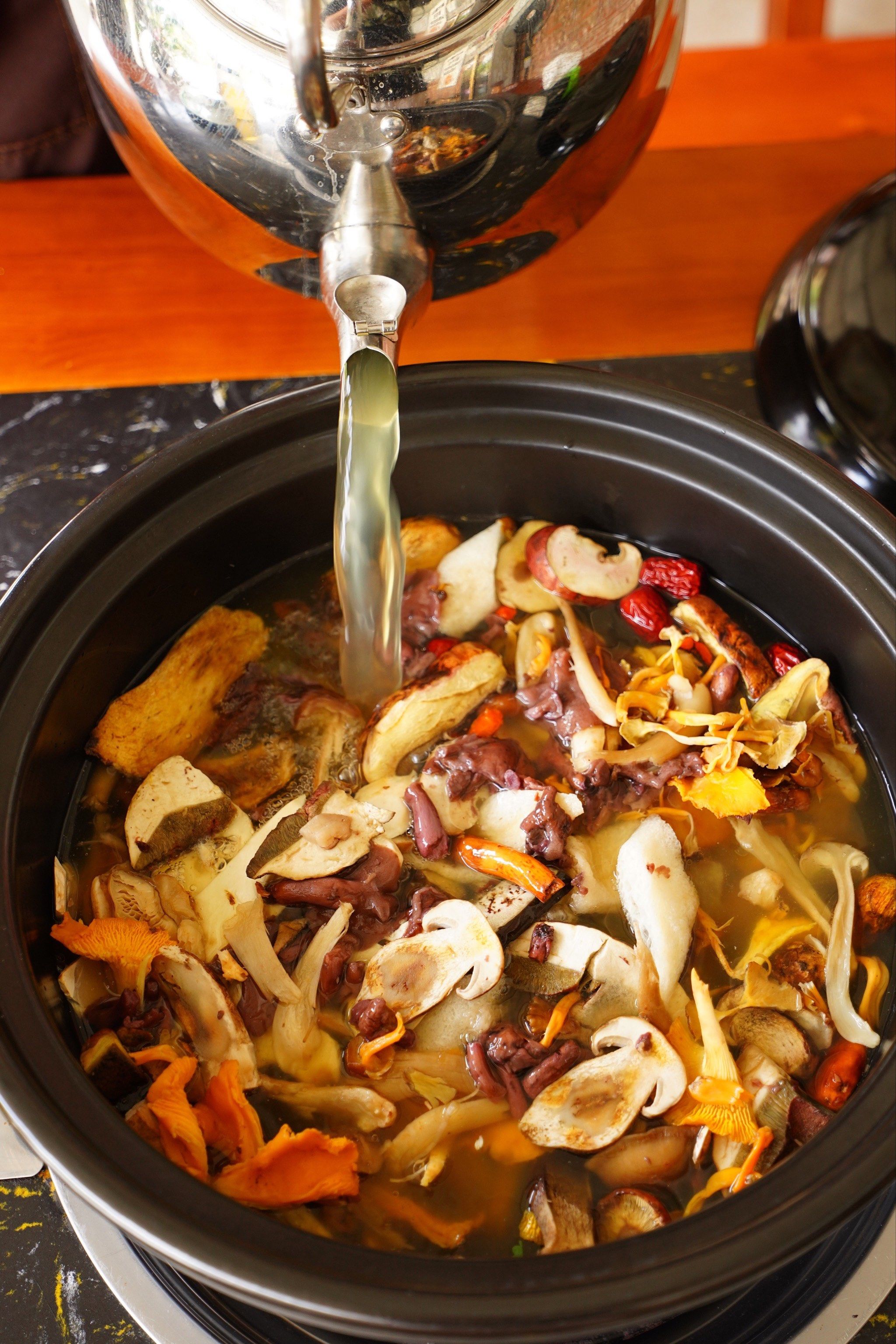 鲜到掉眉毛的野生菌火锅📍宏菌园
