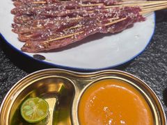 -何妹湿辣牛肉·粤式烧烤砂煲(桂雅路店)