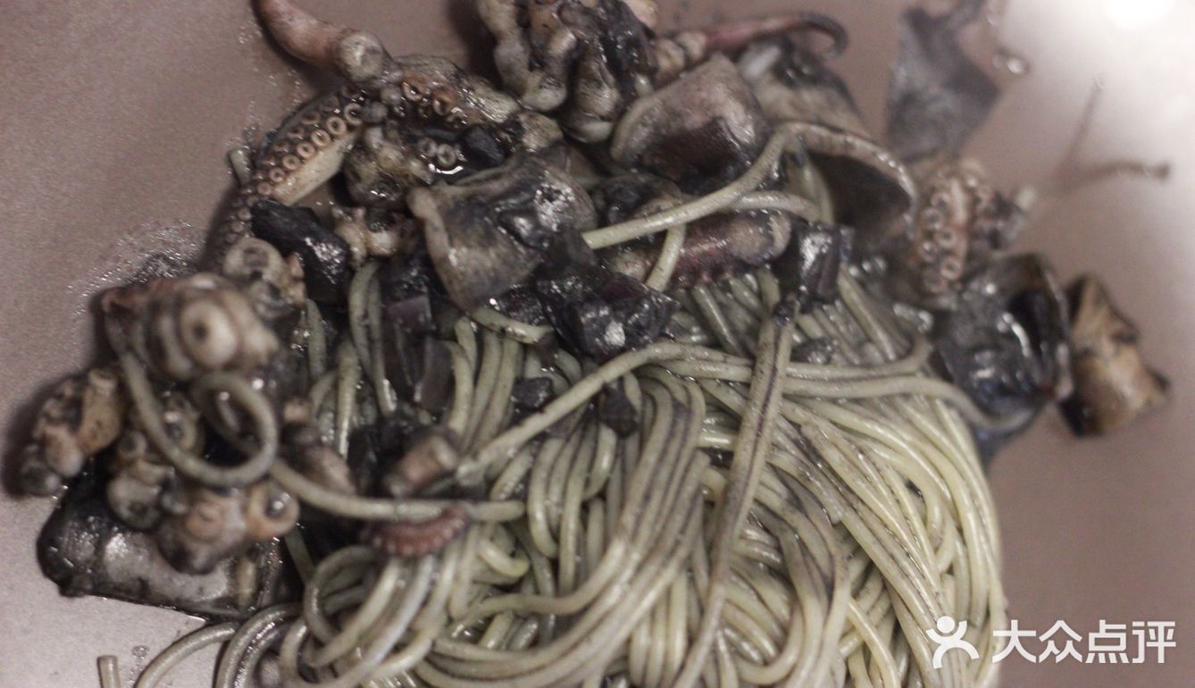 高级！在家里也能做的墨鱼汁意大利面