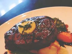 碳烤菲力牛排配香煎海鲈鱼-WOLFGANG PUCK KITCHEN & BAR(迪士尼小镇店)