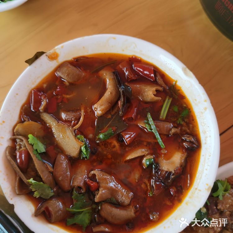 两店是邻居。猪蹄：做得稀巴烂，很不错，只是沾碟不辣