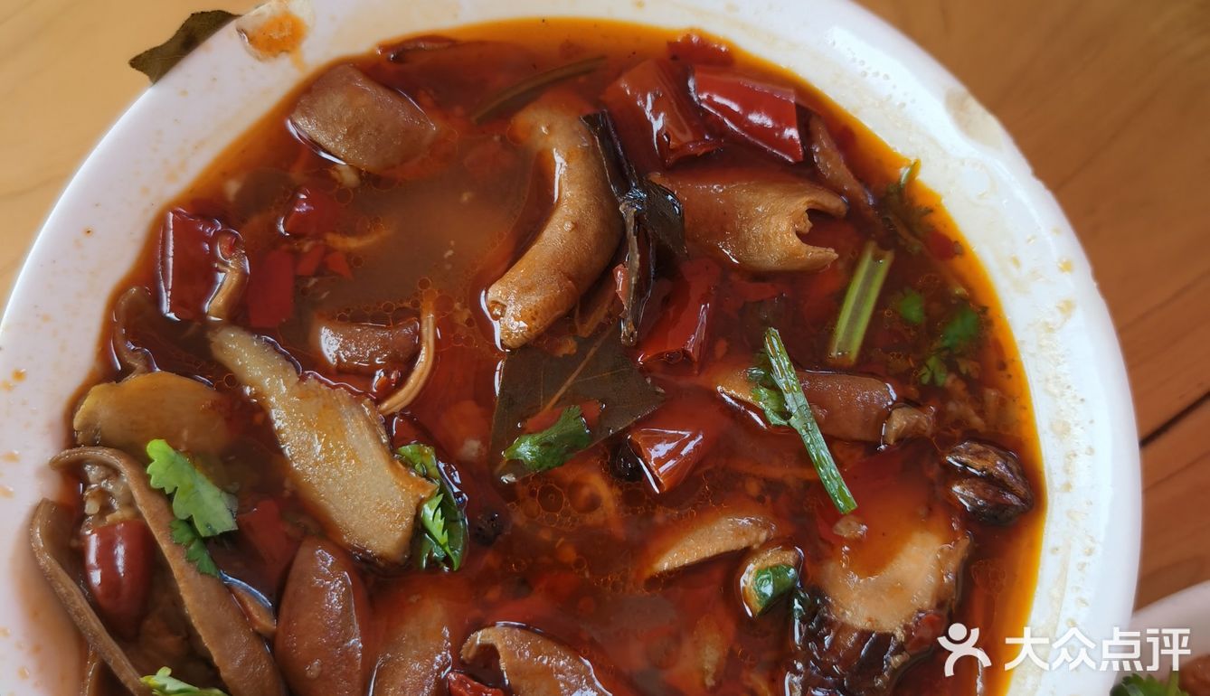 两店是邻居。猪蹄：做得稀巴烂，很不错，只是沾碟不辣