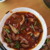 两店是邻居。猪蹄：做得稀巴烂，很不错，只是沾碟不辣