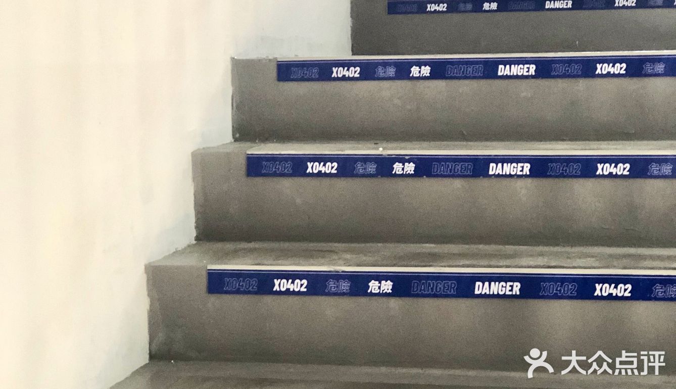 无锡探店 首家KAWS主题工业风咖啡馆「潮蓝藏库X0402」