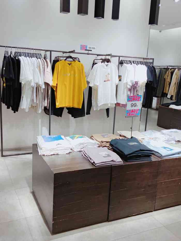 urban revivo(天津世纪都会店)-"现在的二本在打折,想买衣服的小姐姐