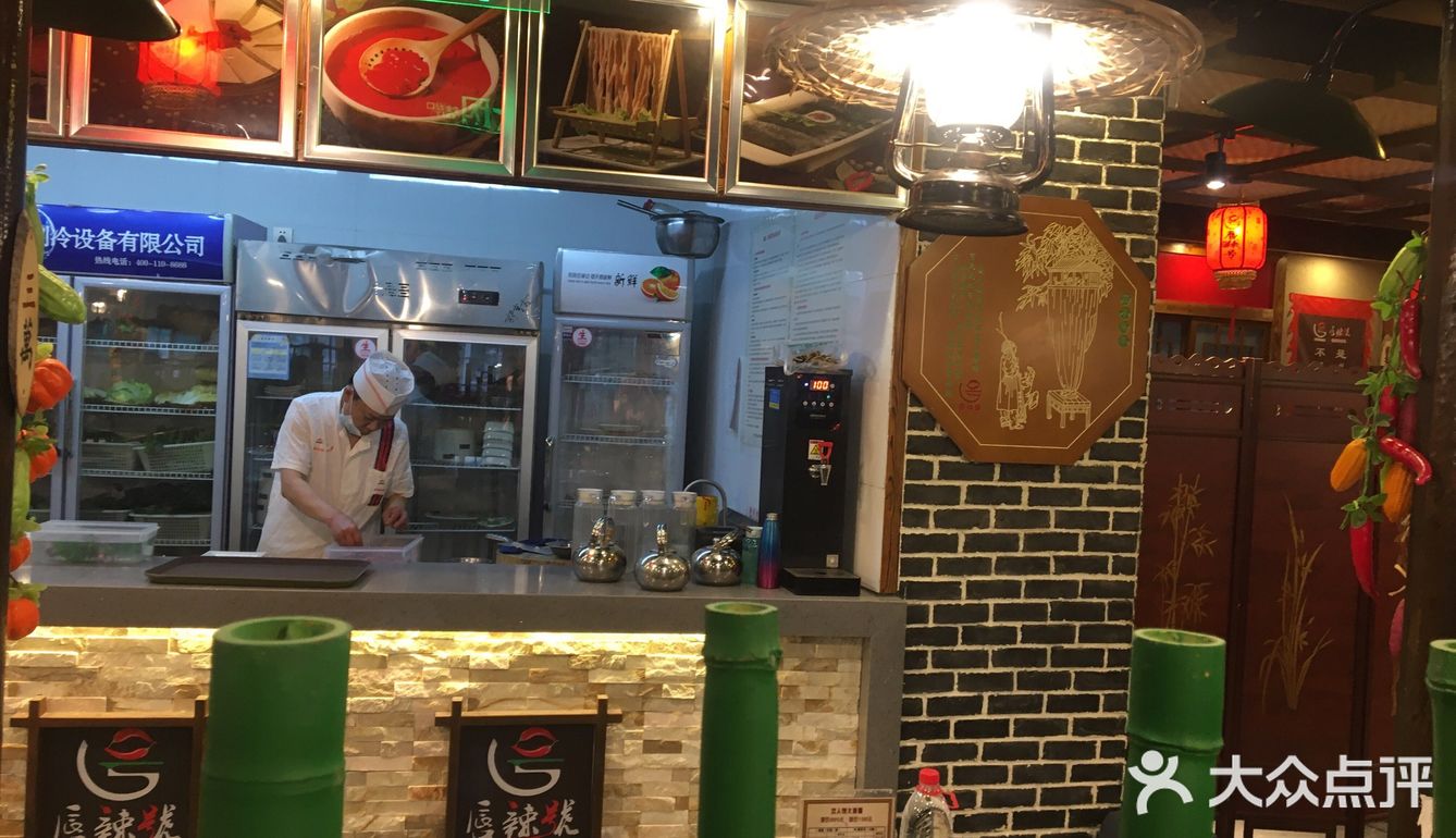 小吃货探店人气火锅店[调皮]唇辣号北苑店