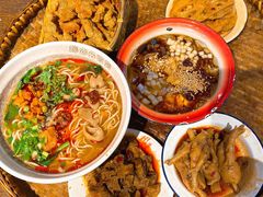 -爆炸头阿姨小四川正宗川味小吃(无任何分店)