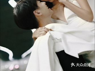 电影感的隧道婚纱照！这样的街拍最有感觉