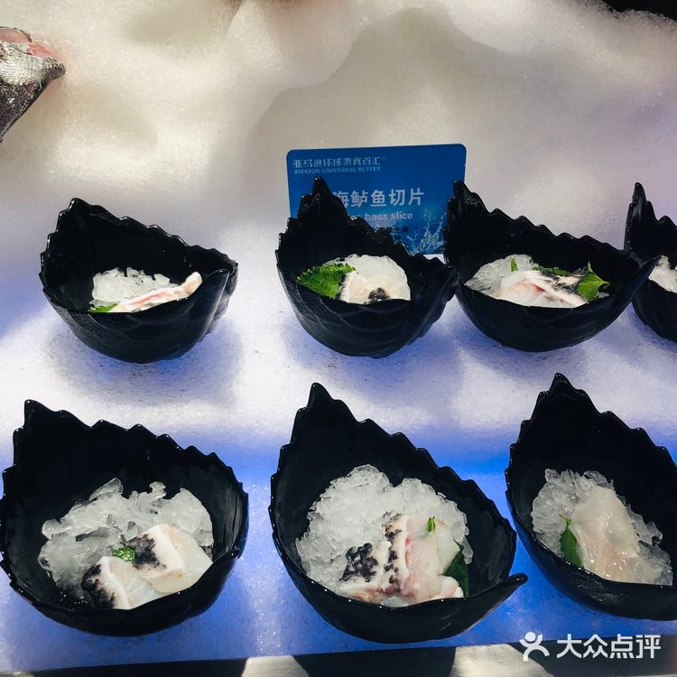 各种贝类 肉肉也很多 水果里面烤榴莲