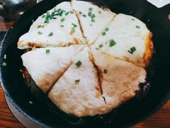 小鸡炖蘑菇锅-东北铁锅烀饼