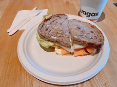 烟熏三文鱼鸡蛋沙拉三明治-Wagas沃歌斯(虹桥机场T1店)