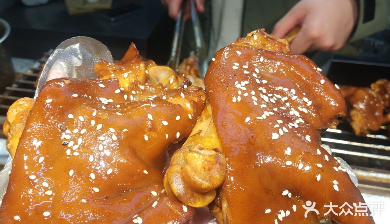 🔥火爆全网的前进五路水塔街烤猪蹄到底啥味？