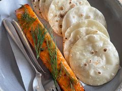 烟熏三文鱼配烤饺子皮和芥末籽酱-BOR Eatery(安福路店)