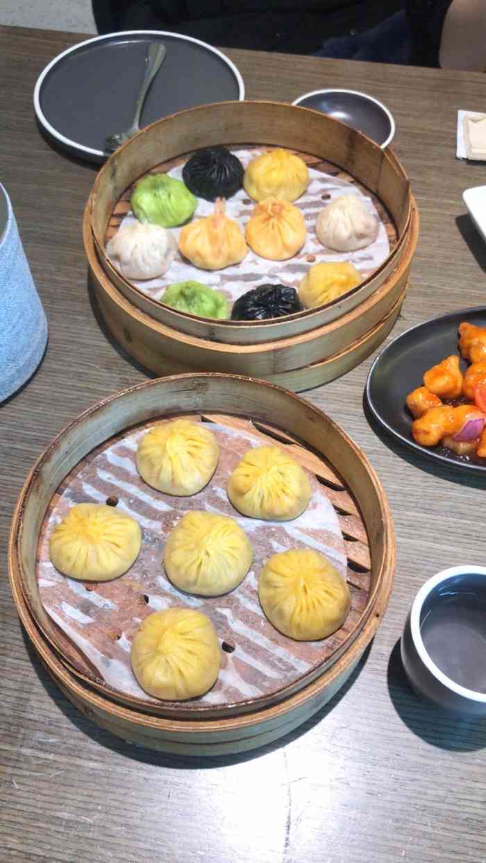 隆喜元鱼汤包(诺德广场店)-"诺德广场里的店 店里比较大 晚上人比较多