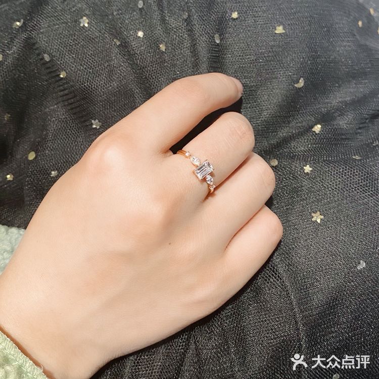 无比美腻且超显气质的一款钻戒~~[加油]