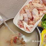 太卷了！吃个鸡煲还能把脉拔罐！？