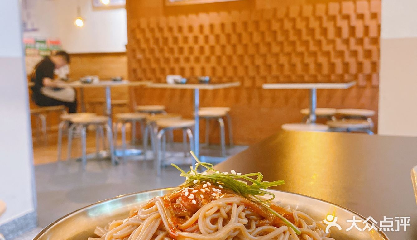 在小巷子了发现一家韩里韩气的猪蹄店