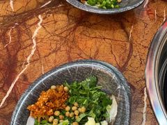加汤前的料碗-耗儿鱼蛙蛙叫·老成都火锅(蛇口海昌街店)