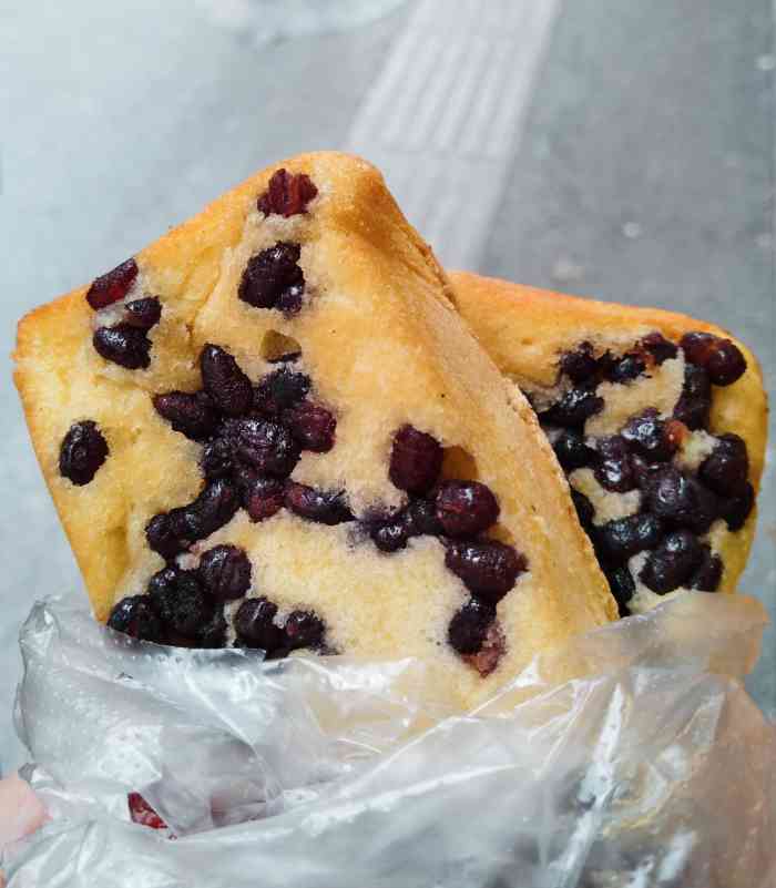 店员有专门的职业装,比较正规  「糯米蛋糕」买的红豆哒,红豆真的是他