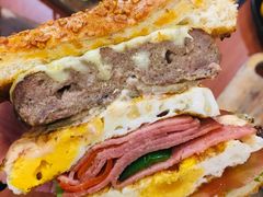 双蛋指椒牛肉汉堡-魏斯理汉堡(西安沣东吾悦店)