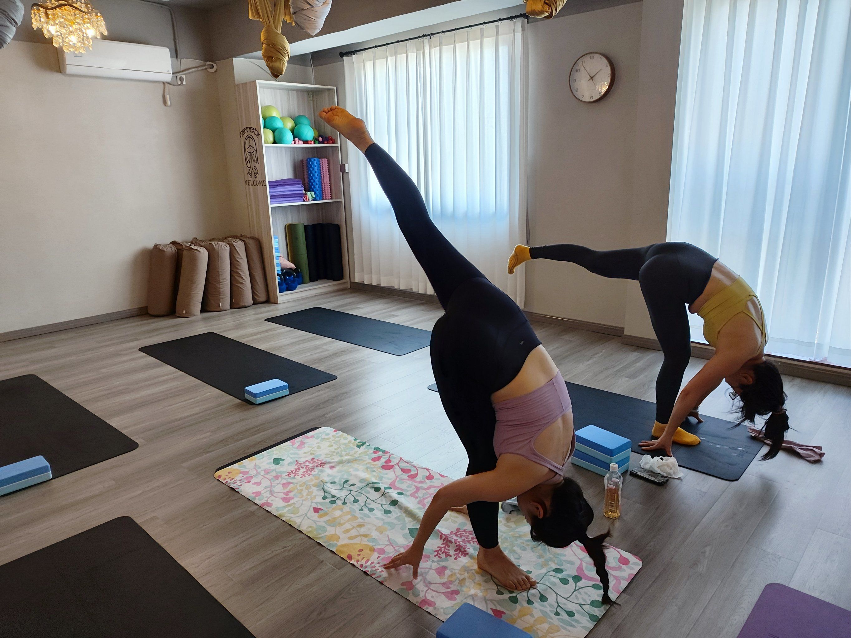 站立竖叉「四方瑜伽(徐汇精品店)」#享受运动带来的快乐