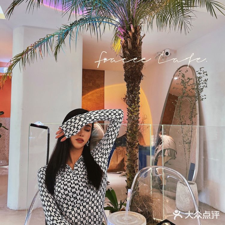 店里虽然人很多 但座位还是一直有的