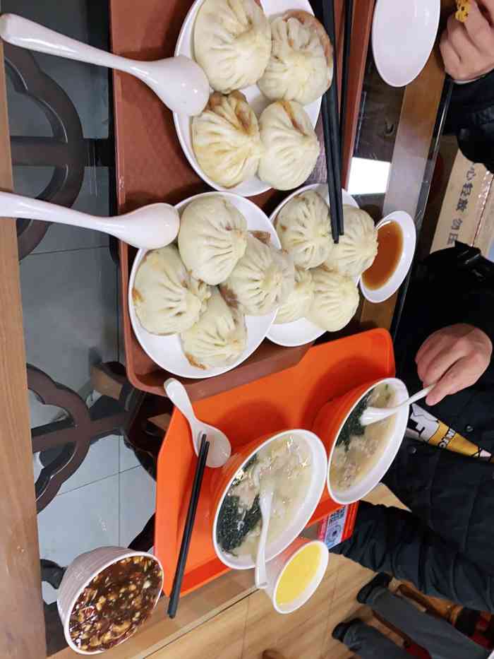 郭通天宫院小吃(郁花园店)-"大兴的网红包子店,别看小店不大,就餐和点