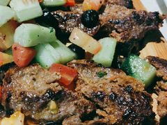 阿达纳烤肉配米饭和牧羊人沙拉-土耳其妈妈