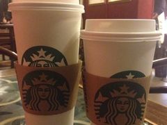 卡布奇诺和抹茶拿铁-星巴克臻选(成都宽窄巷子店)