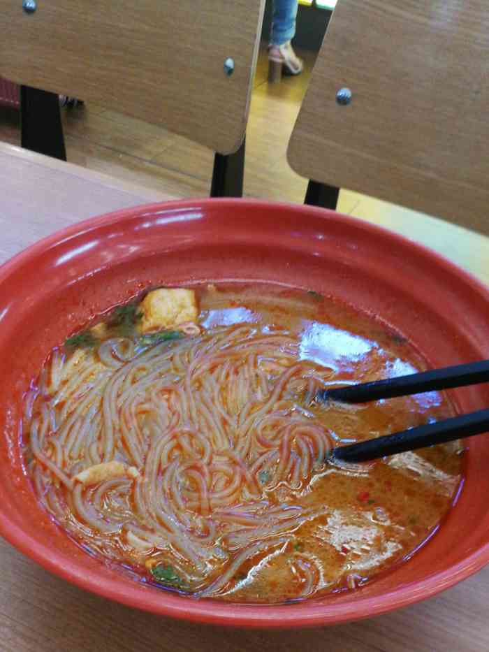 店铺位于武汉站4楼火车站高铁站飞机场里面的店都不愁生意鸭血粉丝汤