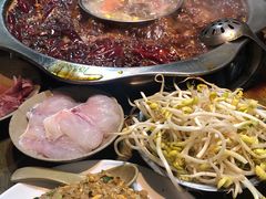 -渝嘴小老弟老火锅(华新村店)