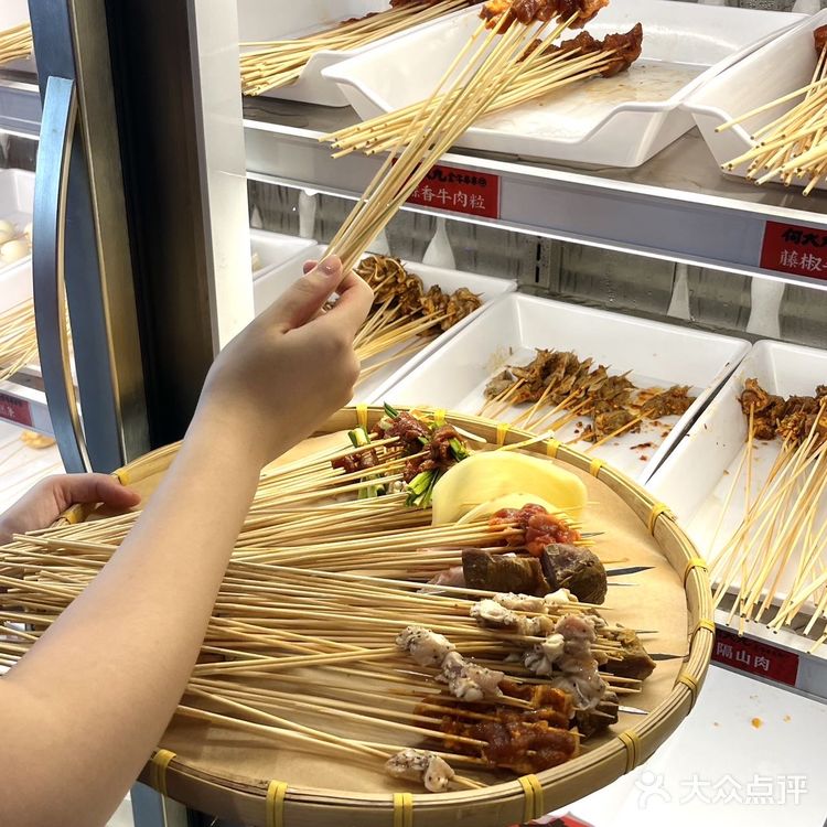 遇到这个门头挂着红绣球的火锅店千万要停下来