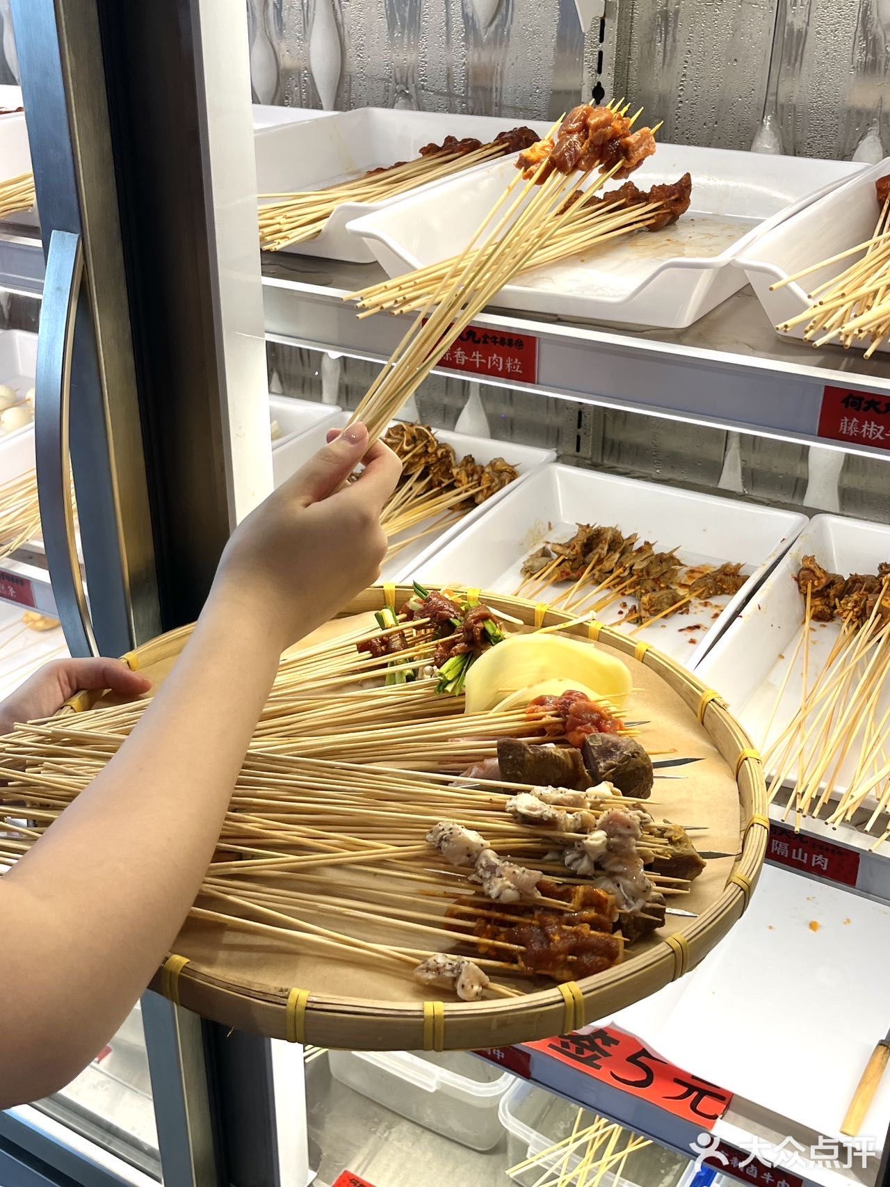 遇到这个门头挂着红绣球的火锅店千万要停下来